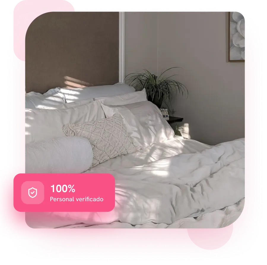 Recámara ordenada y luminosa con blancos y una planta; insignia de 100% personal verificado